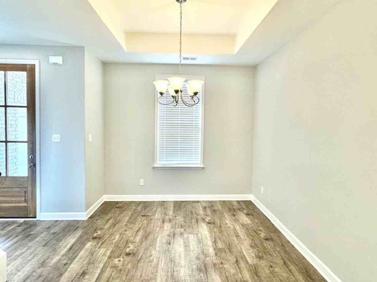 5560 Lakeside Cir W - Photo 3 of 10