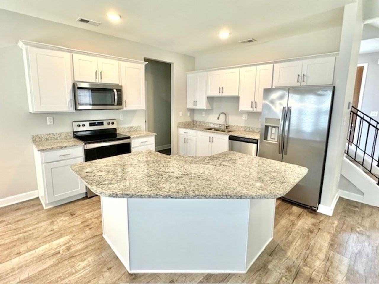 5560 Lakeside Cir W - Photo 4 of 10