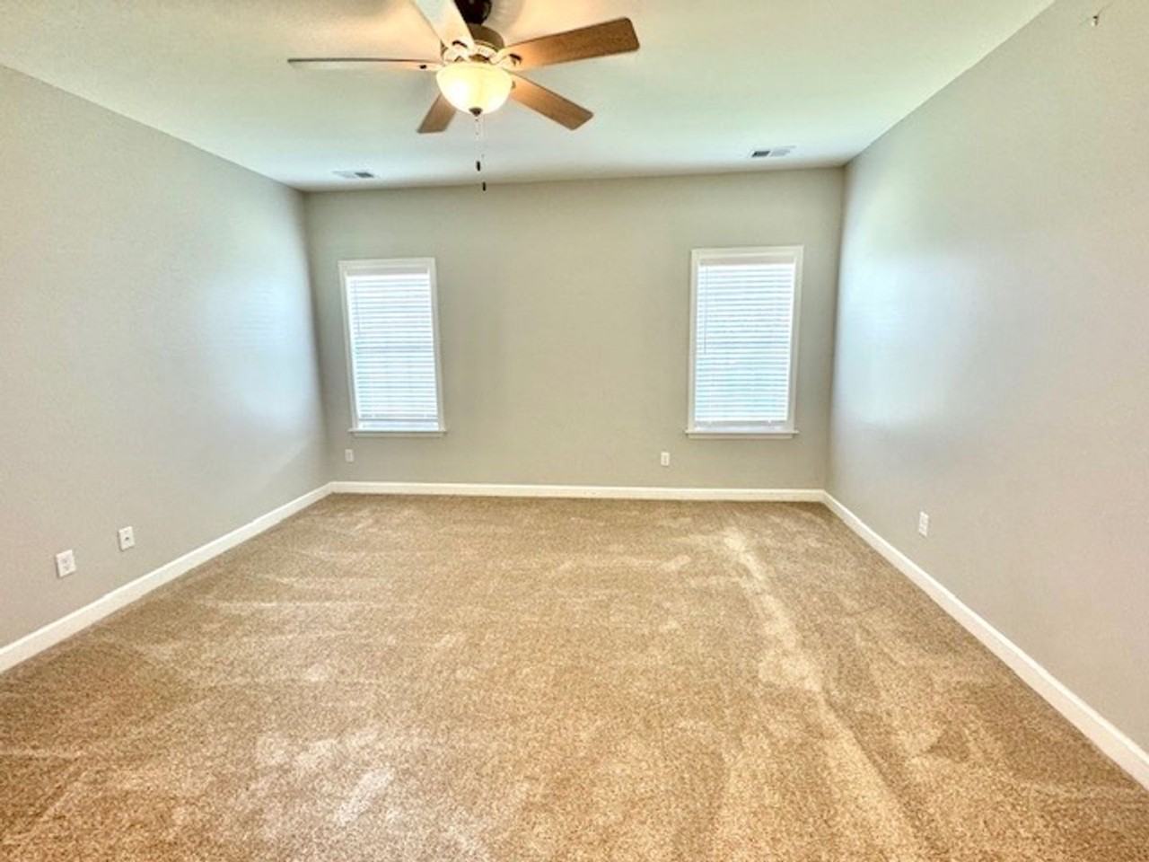 5560 Lakeside Cir W - Photo 6 of 10