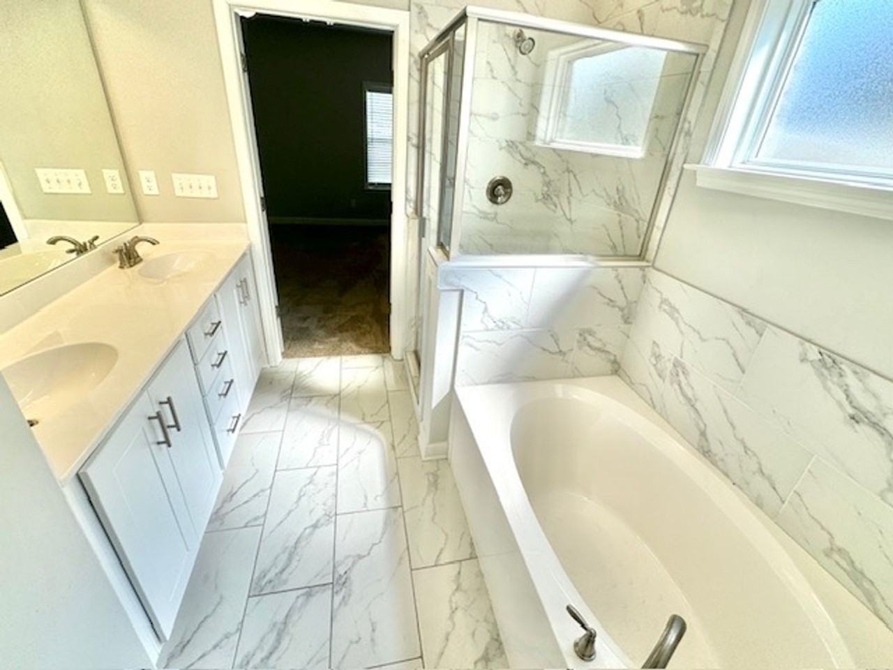 5560 Lakeside Cir W - Photo 7 of 10