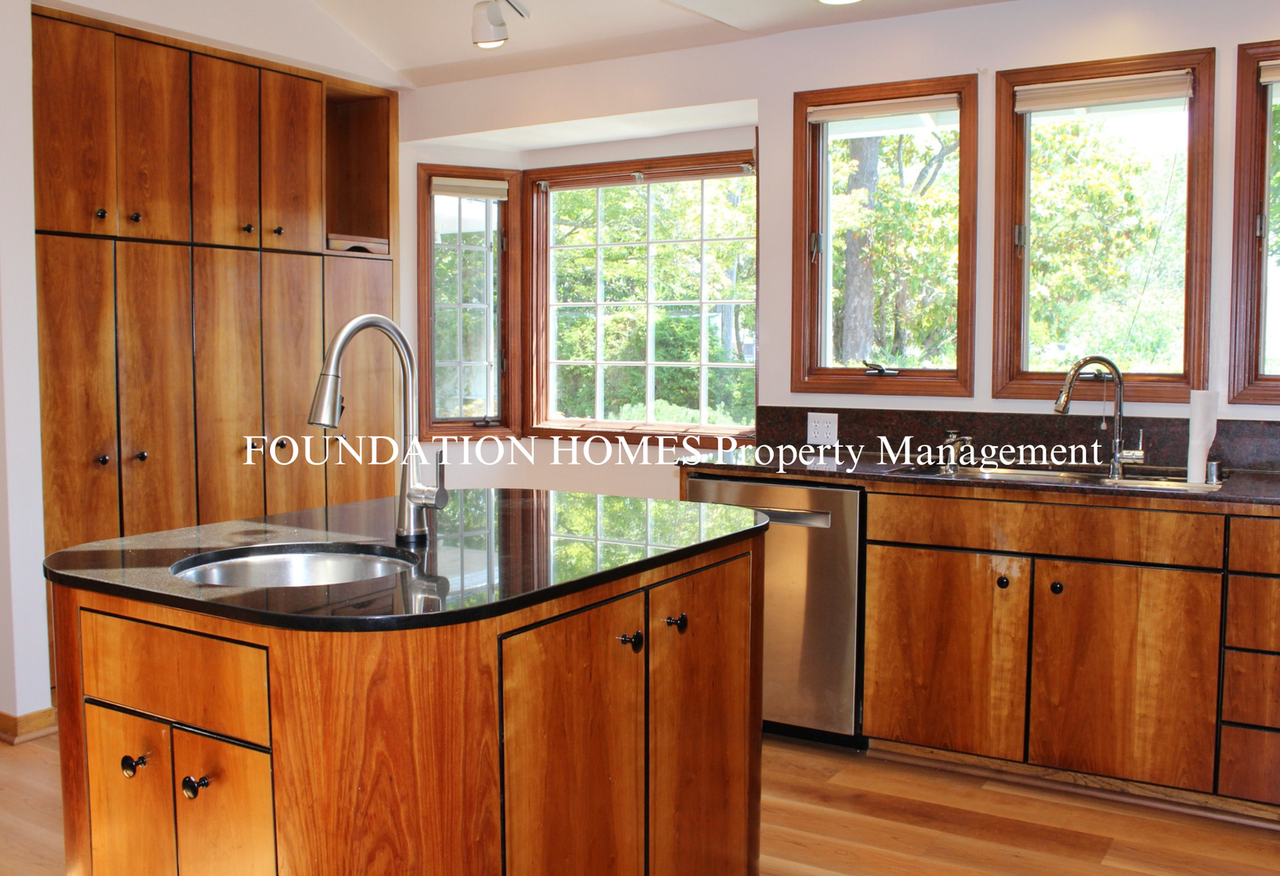 33 College Ct - Photo 7 of 31