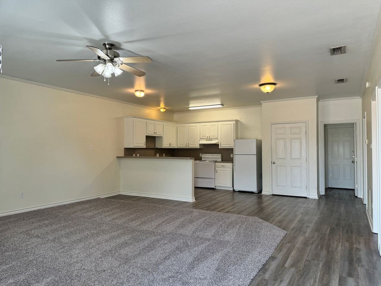 802 W Main St - Photo 3 of 15