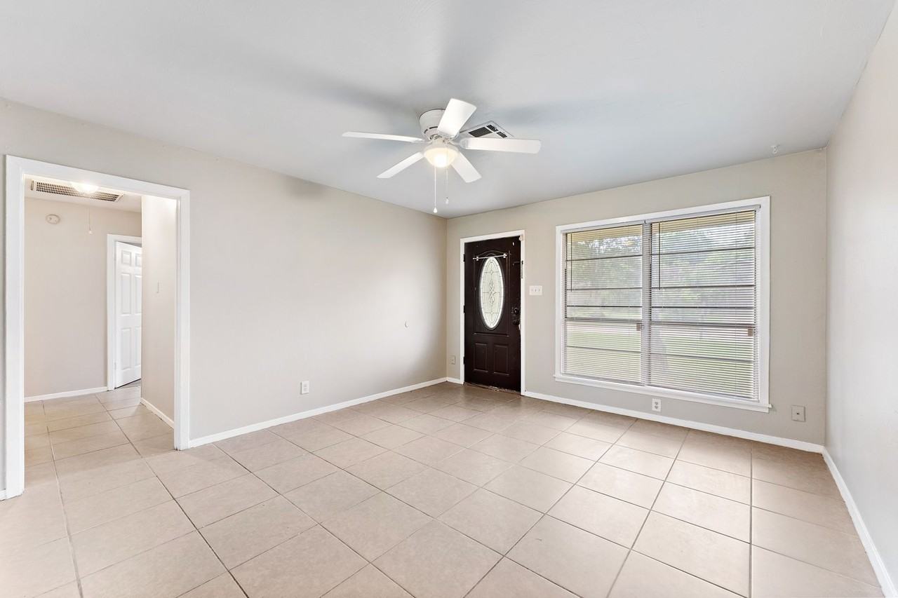 2910 Somerset Ave - Photo 2 of 10