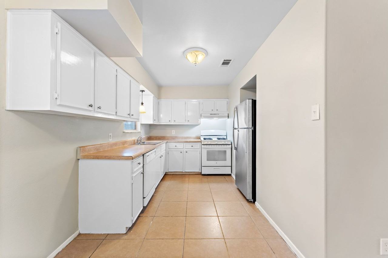 2910 Somerset Ave - Photo 3 of 10