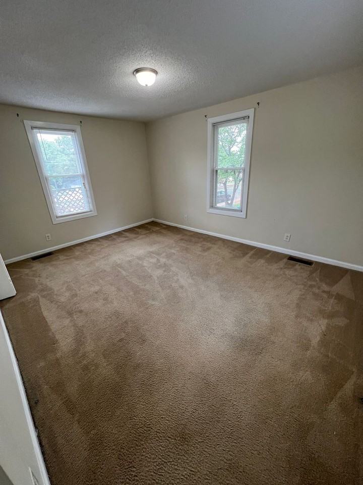 326 Mayflower Ave - Photo 7 of 10