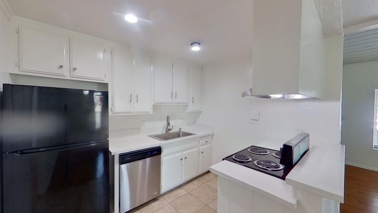 1010 W Macarthur Blvd #136 - Photo 5 of 14