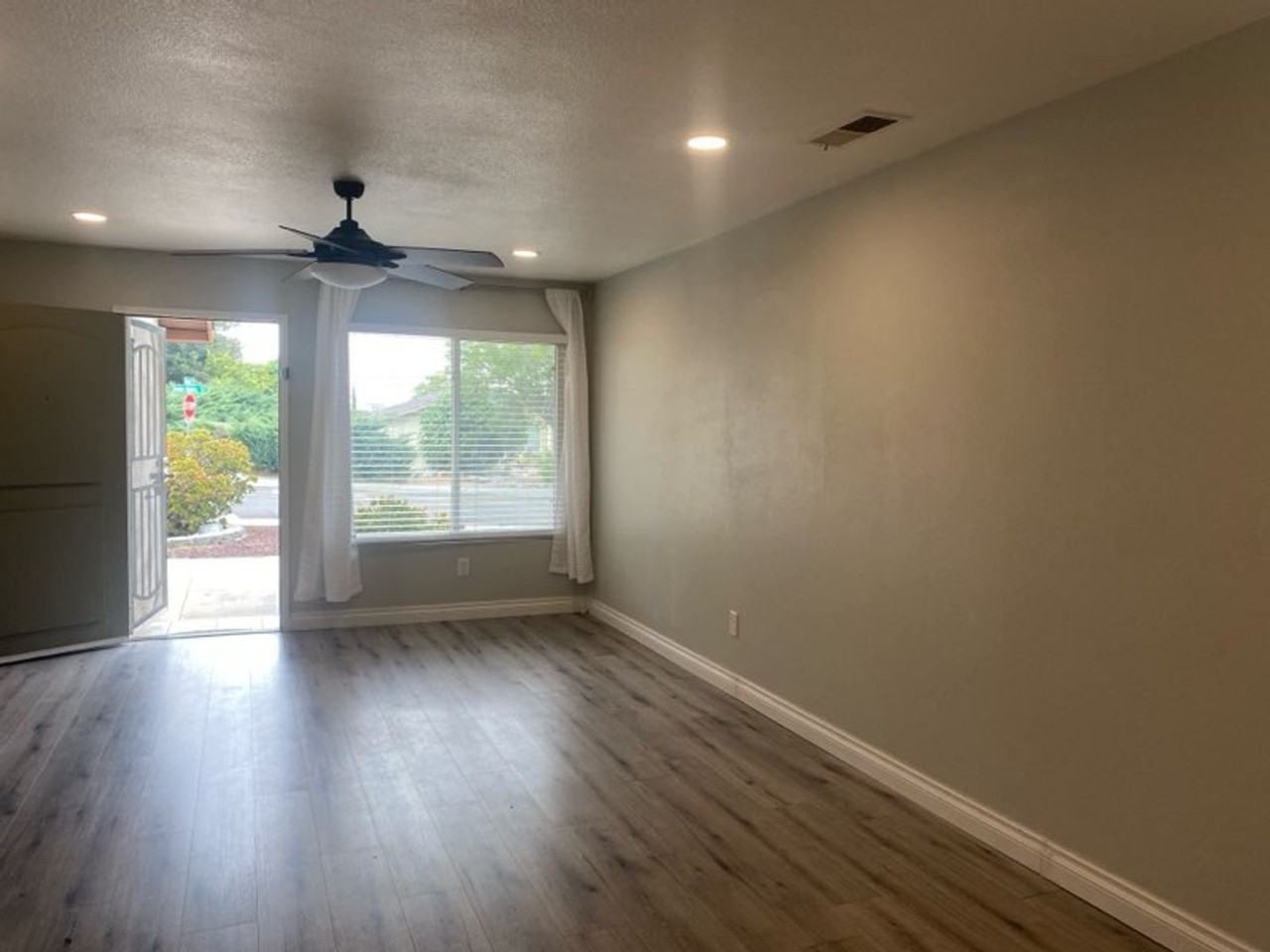 1401 Temple Heights Dr - Photo 3 of 13
