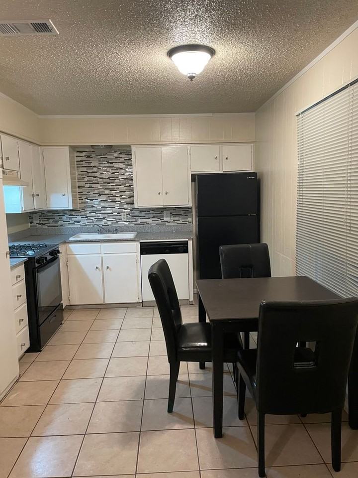 2415-2417 Charlotte St - Photo 2 of 4