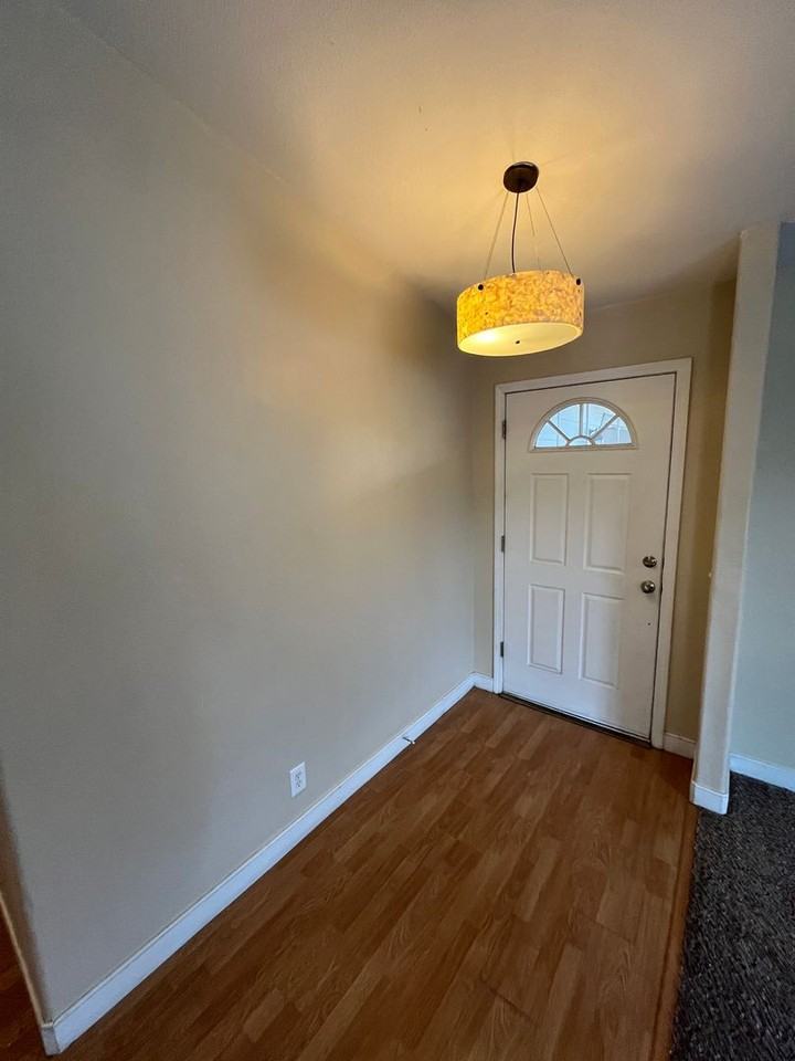 1354 N Newcomb St - Photo 3 of 30