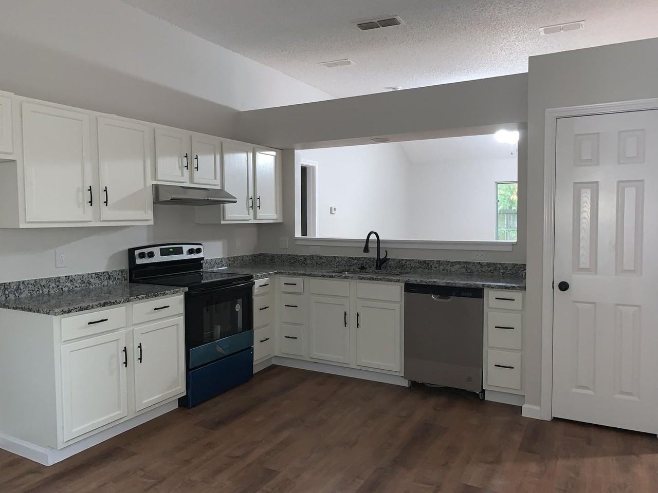 120 Plumthicket Ln - Photo 4 of 19