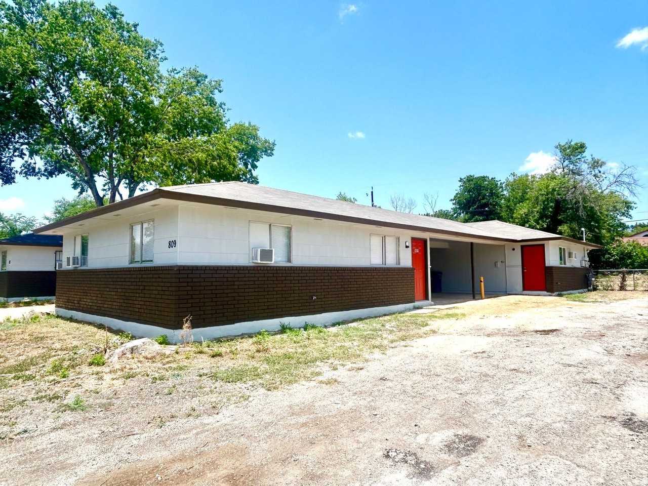 809 John Adams Dr - Photo 2 of 14