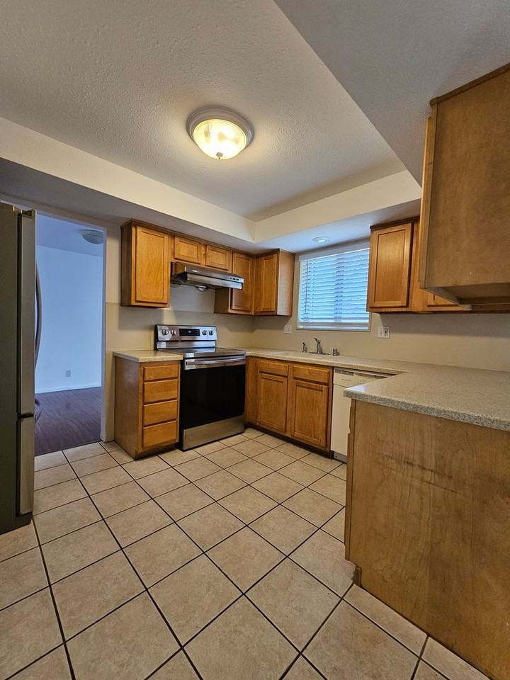1435 Abilene Dr - Photo 3 of 12