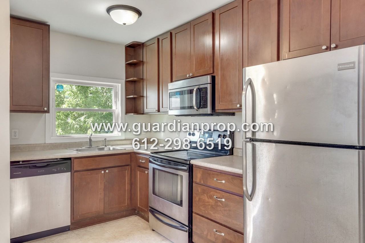 1612 Minnehaha Ave W - Photo 7 of 17