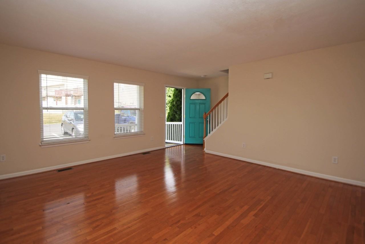 1260 Old Richmond Cir - Photo 3 of 32