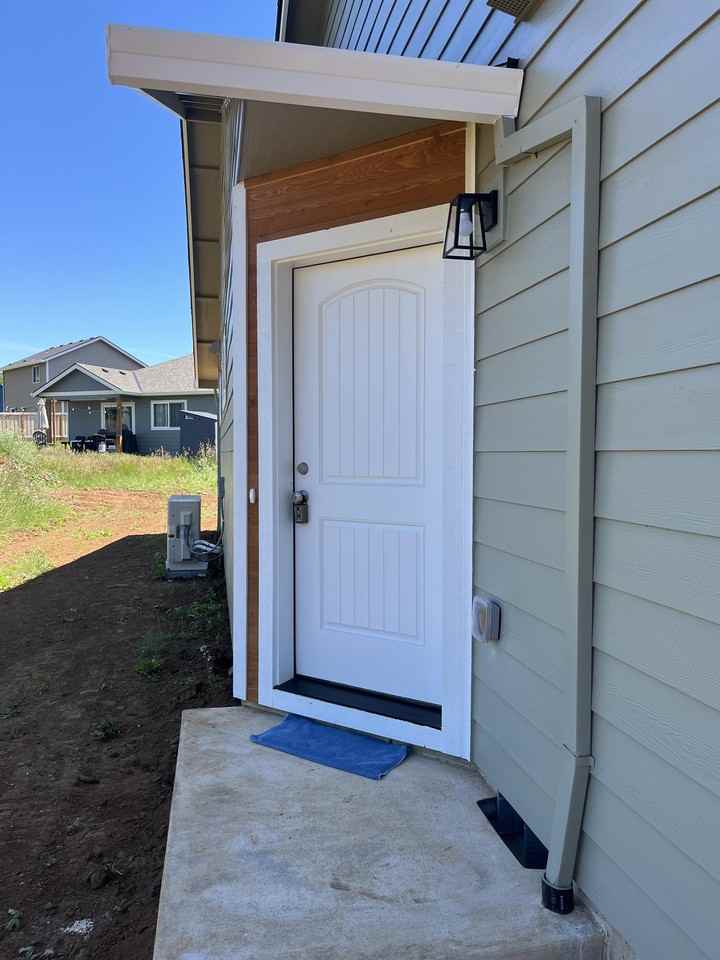 1006 Highlands Loop - Photo 2 of 15