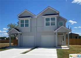 featured image of 1006 E Fannin St