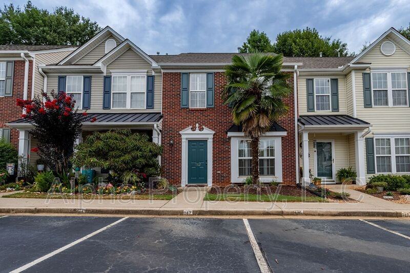 142 Spring Crossing Cir - Photo 2 of 24