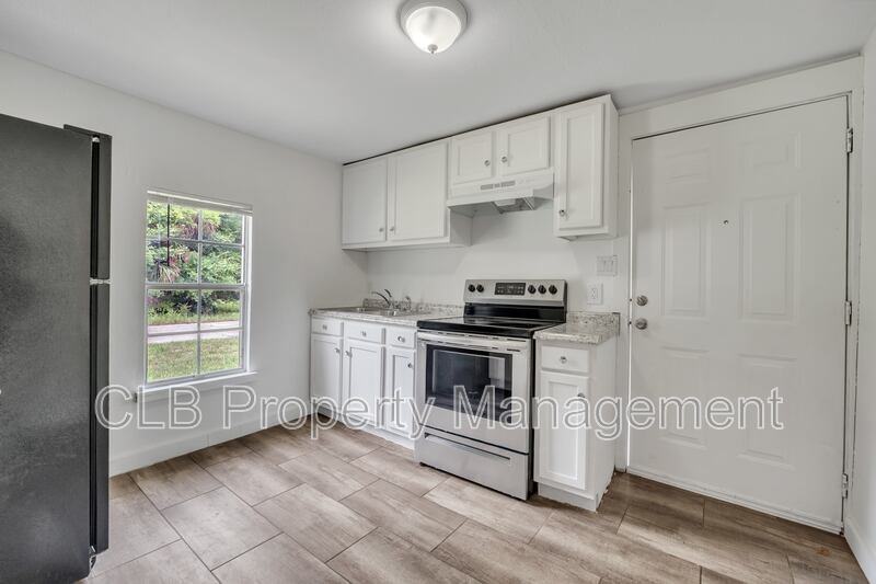 735 Marion St - Photo 2 of 13