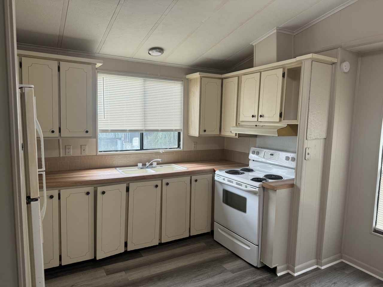 15909 Brenda St - Photo 3 of 11