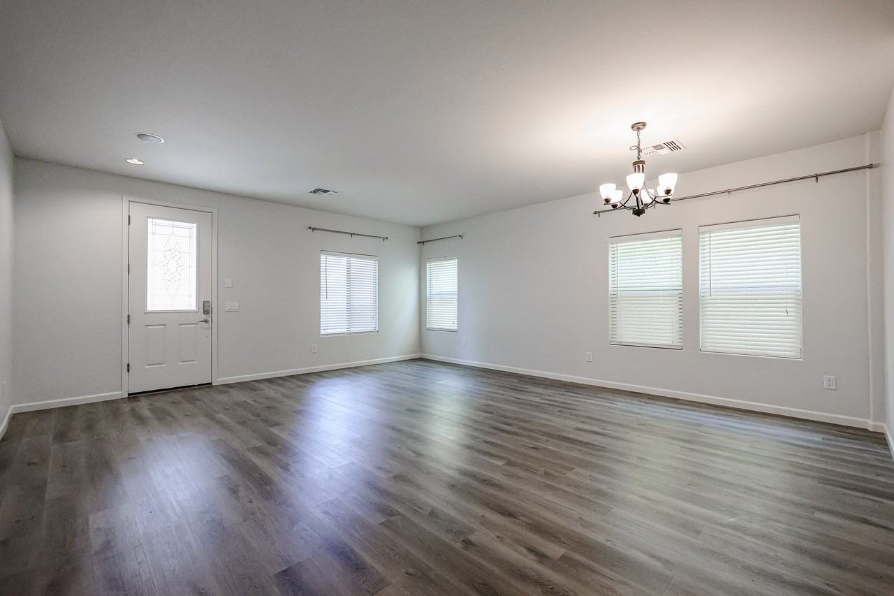 21109 E Pickett St - Photo 4 of 39