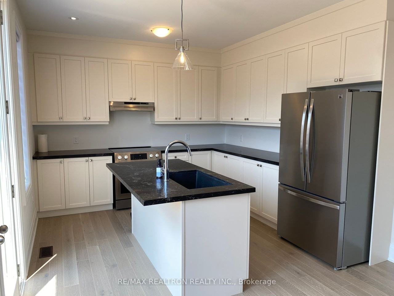 94 Angus Morton Crescent - Photo 3 of 12