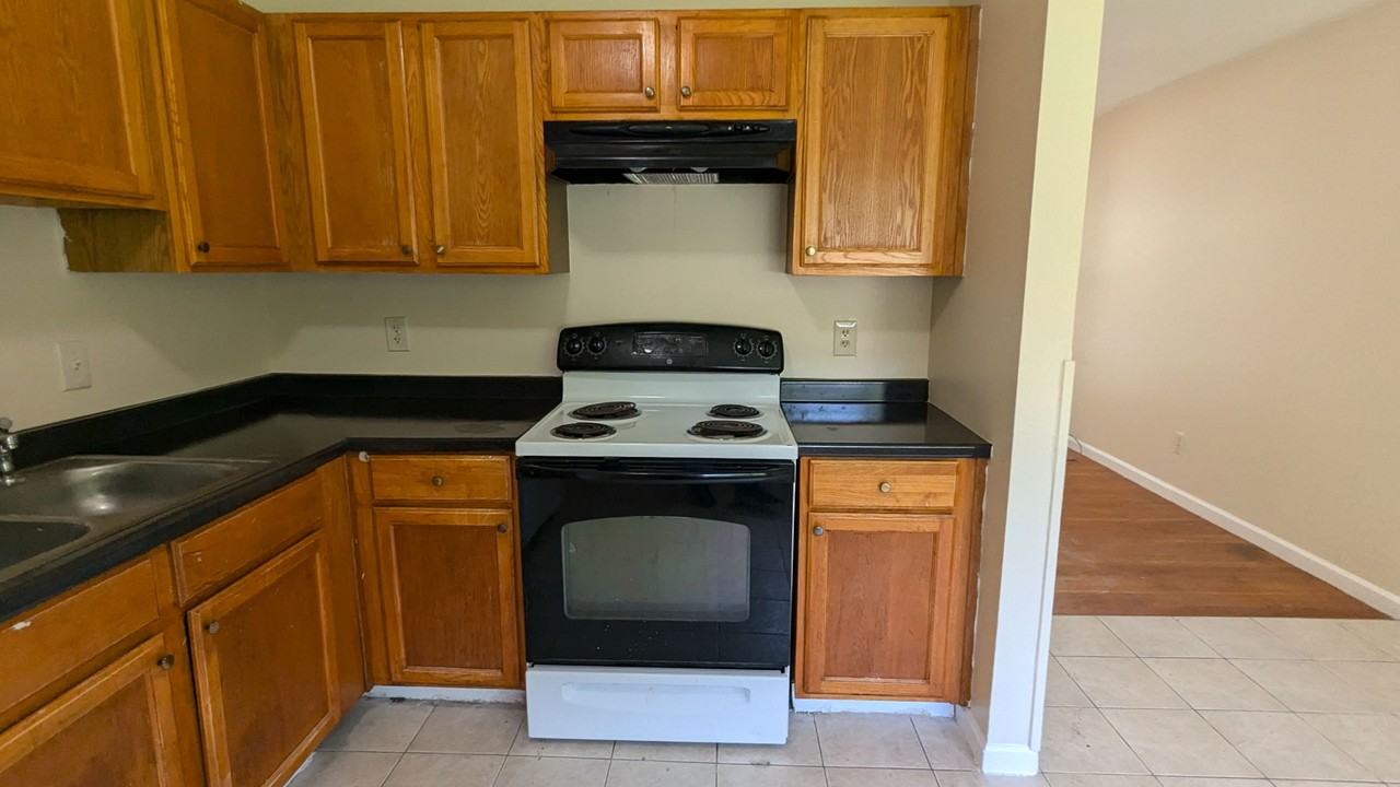 1965 Thomasville Dr Se - Photo 2 of 16