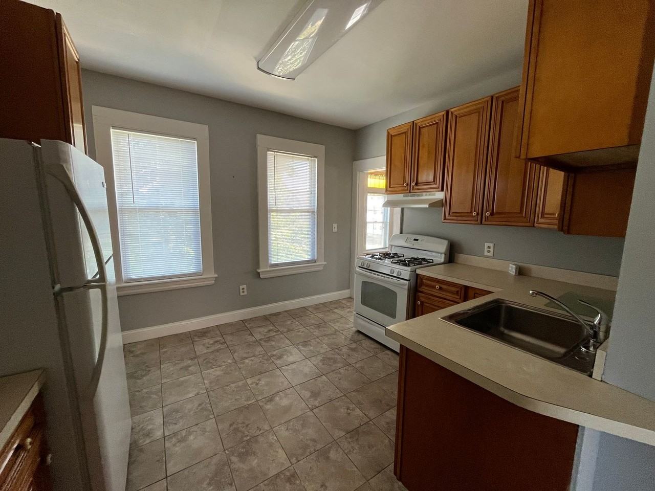 356 Midland St - Photo 3 of 11