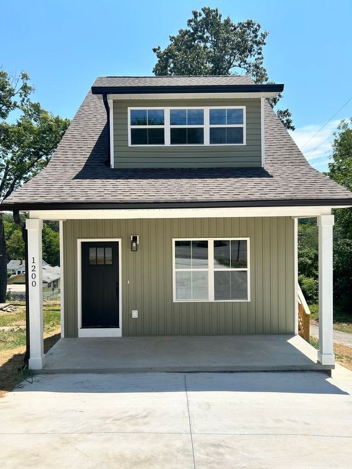 1200 Jarvis Ave - Photo 3 of 15