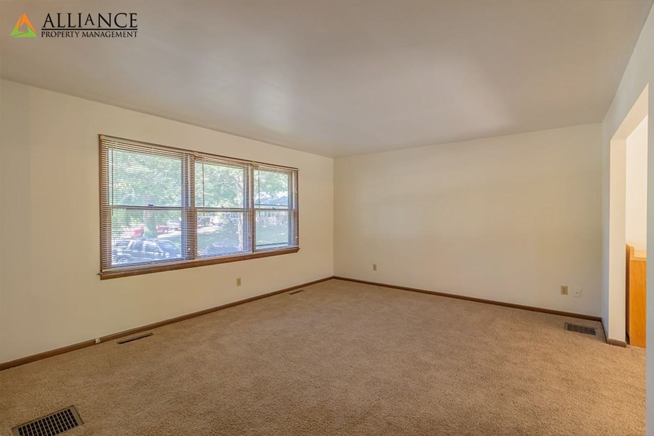 1404 Overlook Dr - Photo 4 of 32