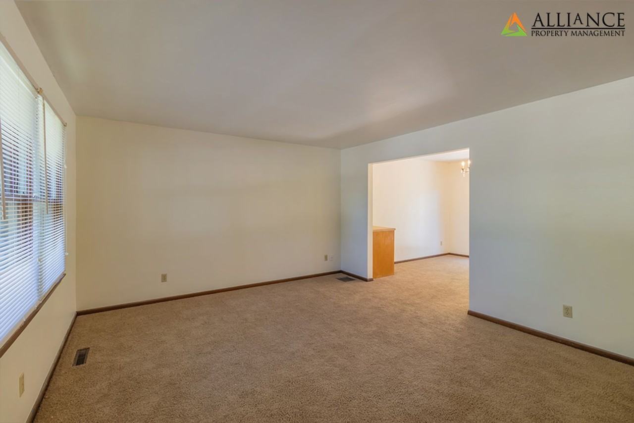 1404 Overlook Dr - Photo 5 of 32