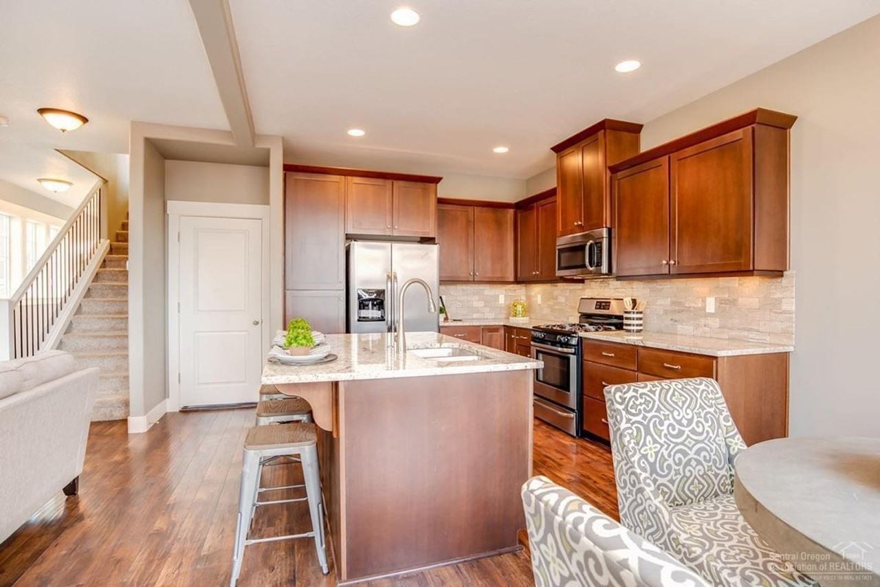 1068 Se Leonel Ln - Photo 6 of 21