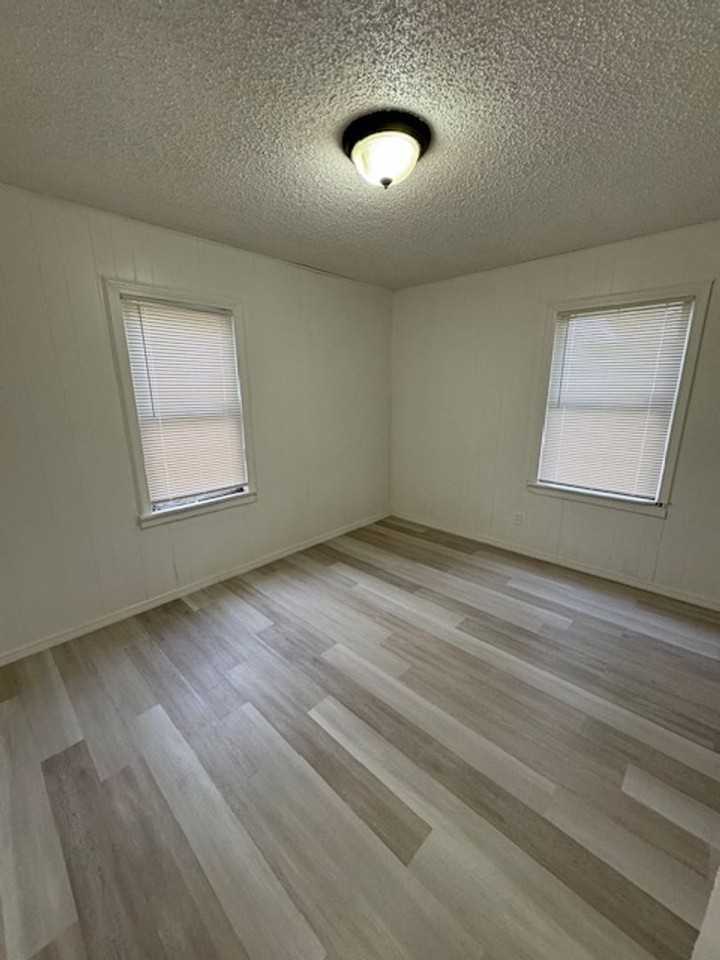 1001 Hodges St - Photo 3 of 5