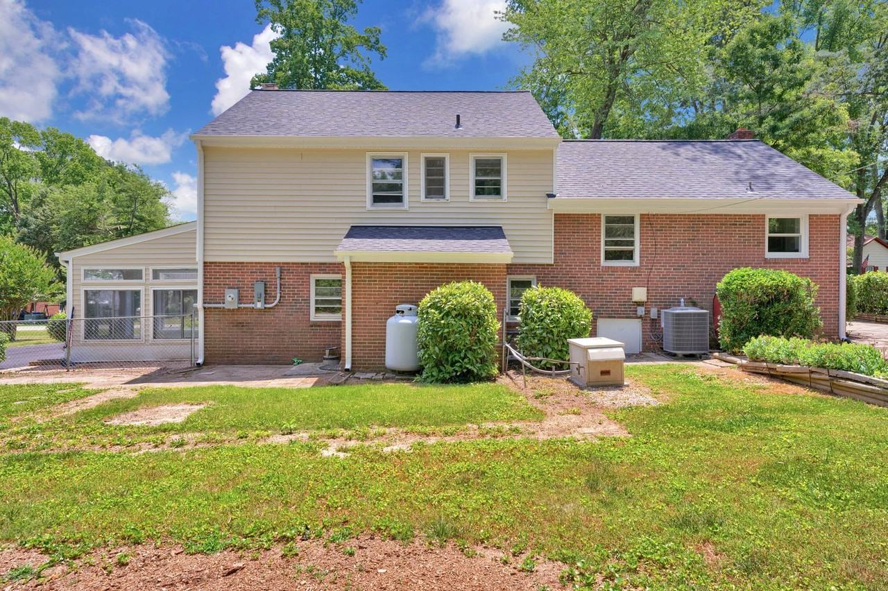 1100 Chiswick Rd - Photo 2 of 35