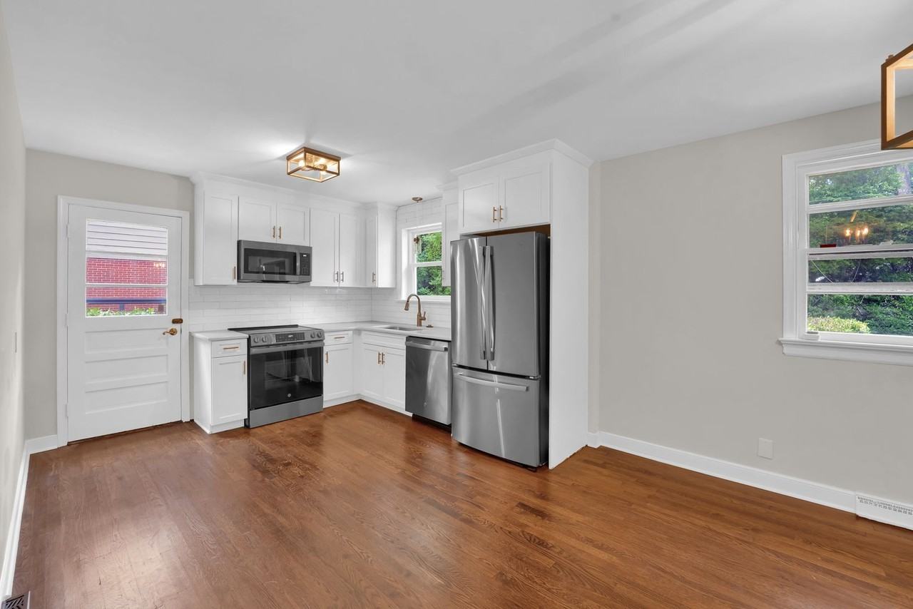 1100 Chiswick Rd - Photo 7 of 35