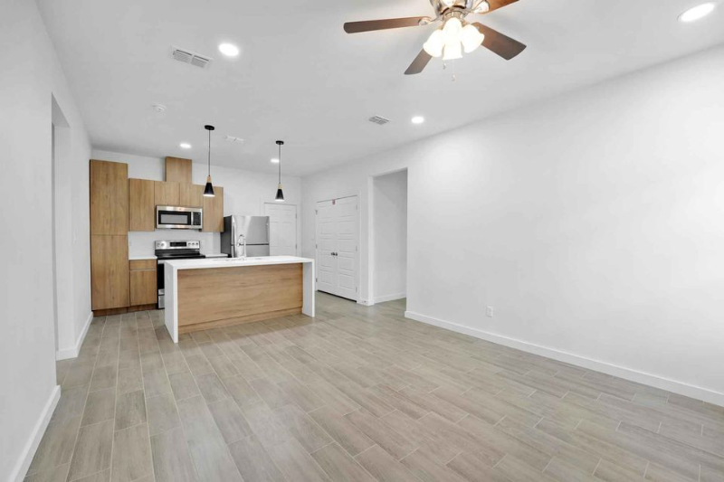 1402 W Platinum Dr #4 - Photo 3 of 16