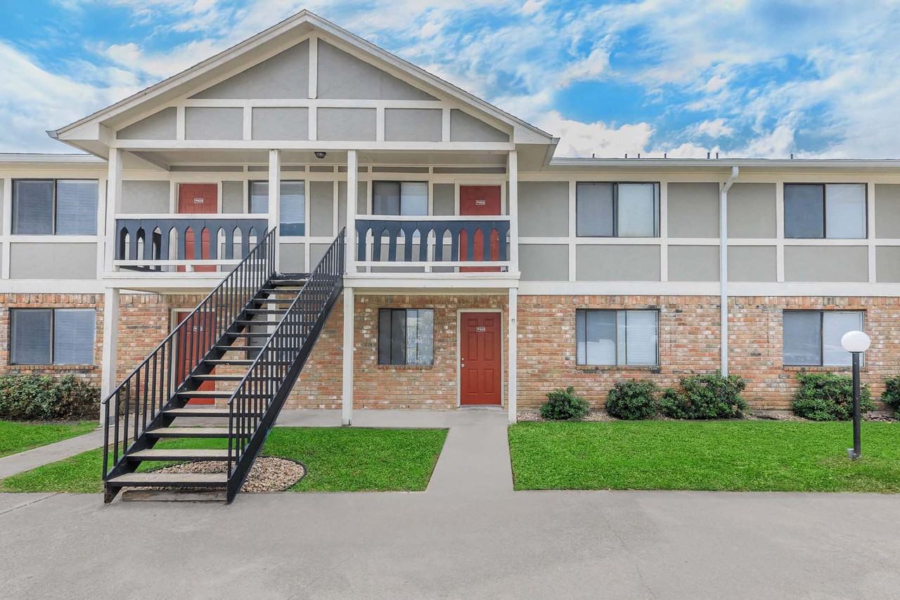 Castlewood Apartments - Photo 6 of 26