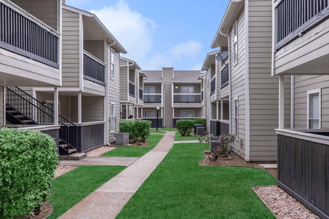 Royal Wildewood Manor Apartments - Photo 6 of 35