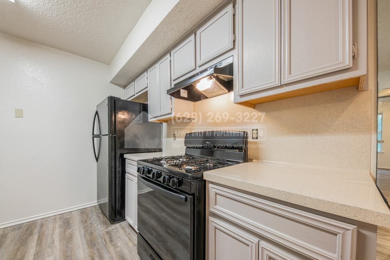 1717 Parkfield Cv - Photo 3 of 25