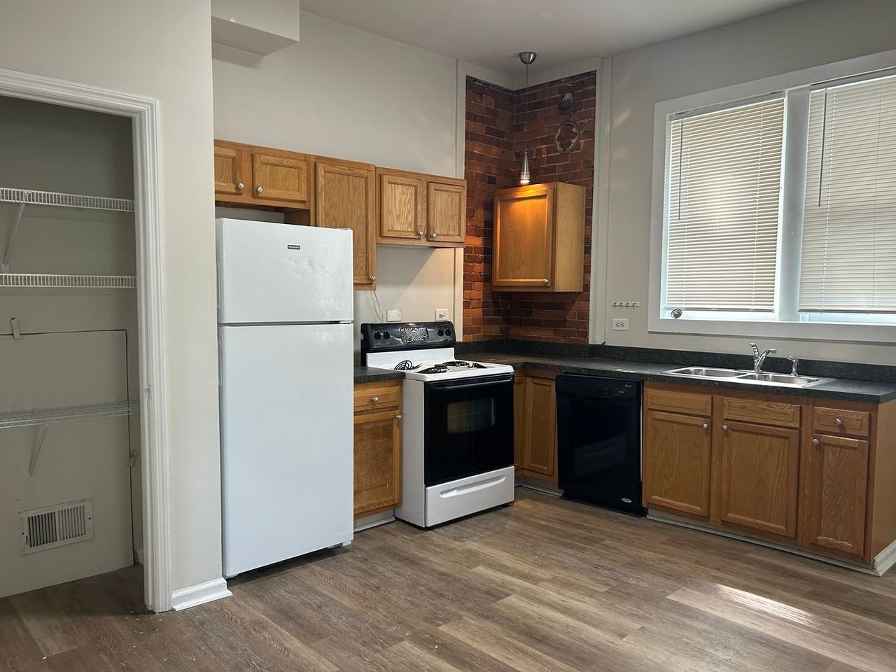 418 E Maxwell St - Photo 2 of 14