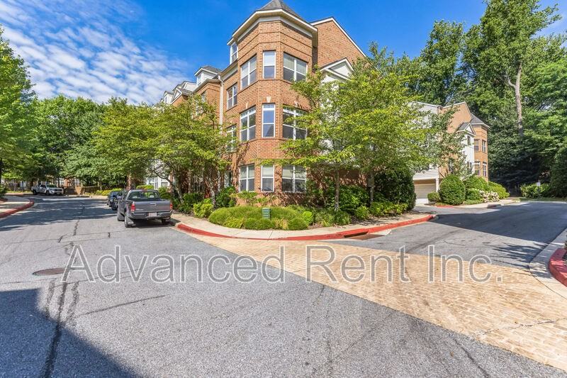 10216 Pembroke Green Pl - Photo 3 of 40