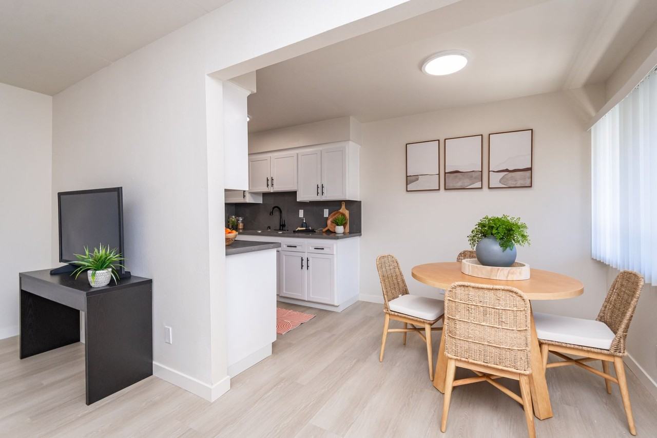 1223 Stratford Circle - Photo 5 of 28