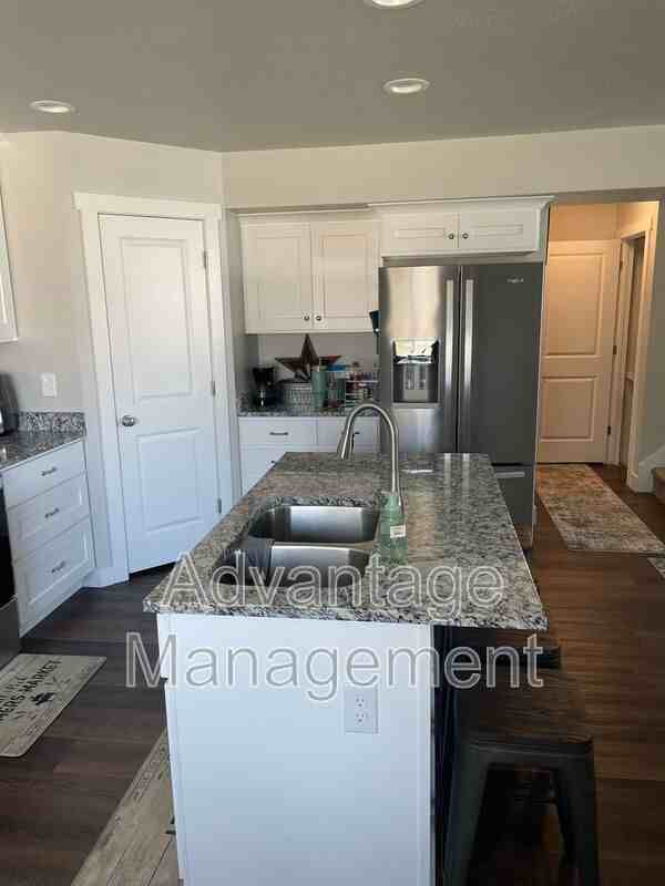 1010 Northeast - Photo 5 of 20