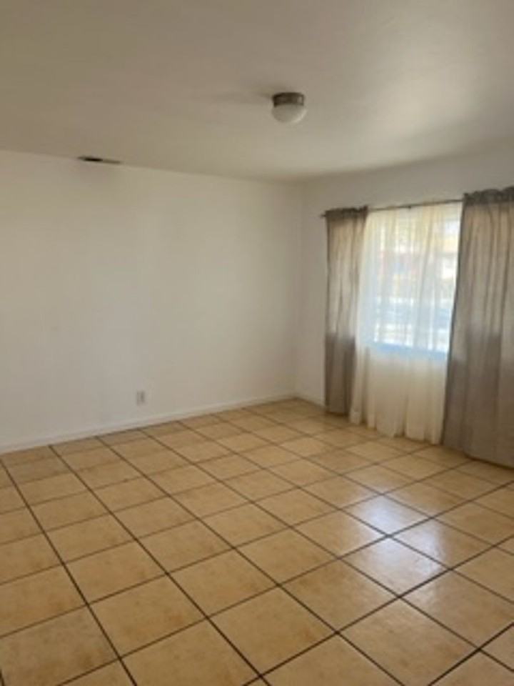 1505 Glorieta St Ne - Photo 2 of 15