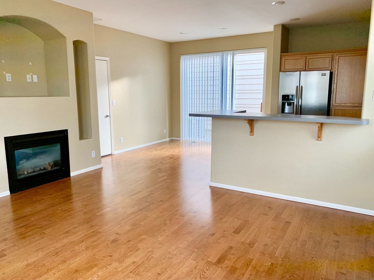 1637 Hamlet Ln - Photo 4 of 18