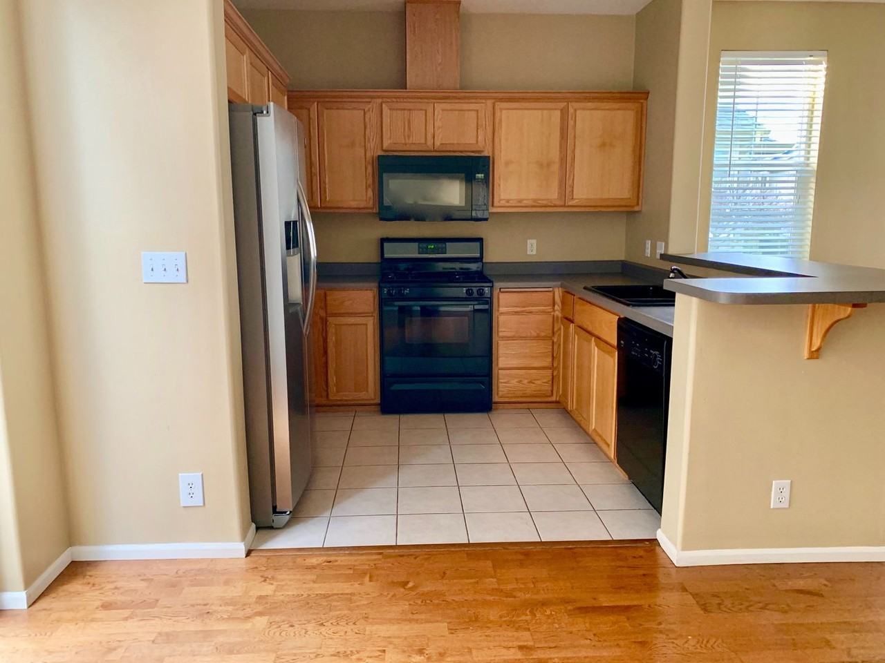 1637 Hamlet Ln - Photo 6 of 18