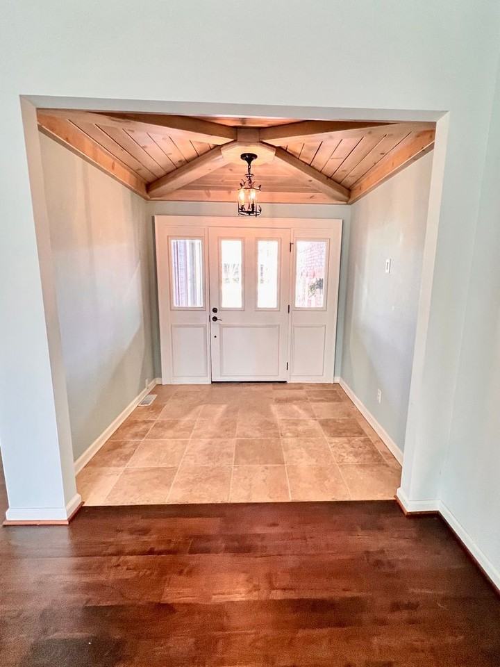 2122 E 60th St #J1 - Photo 2 of 35