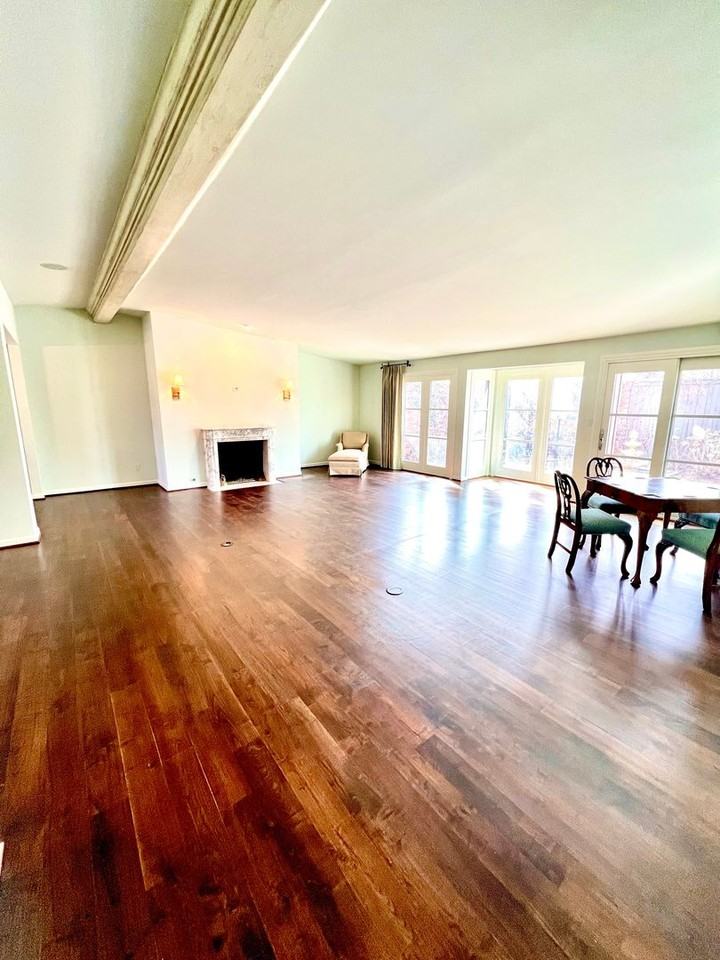 2122 E 60th St #J1 - Photo 3 of 35