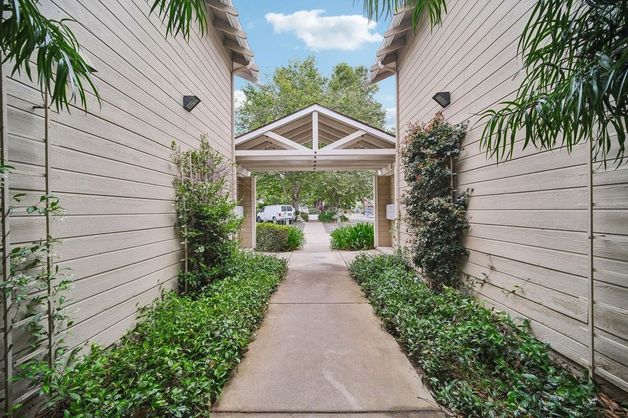 Peach Street - Photo 5 of 20