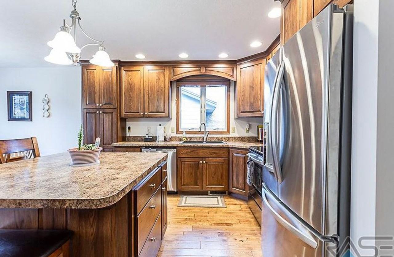 2720 S Maywood Dr - Photo 3 of 17