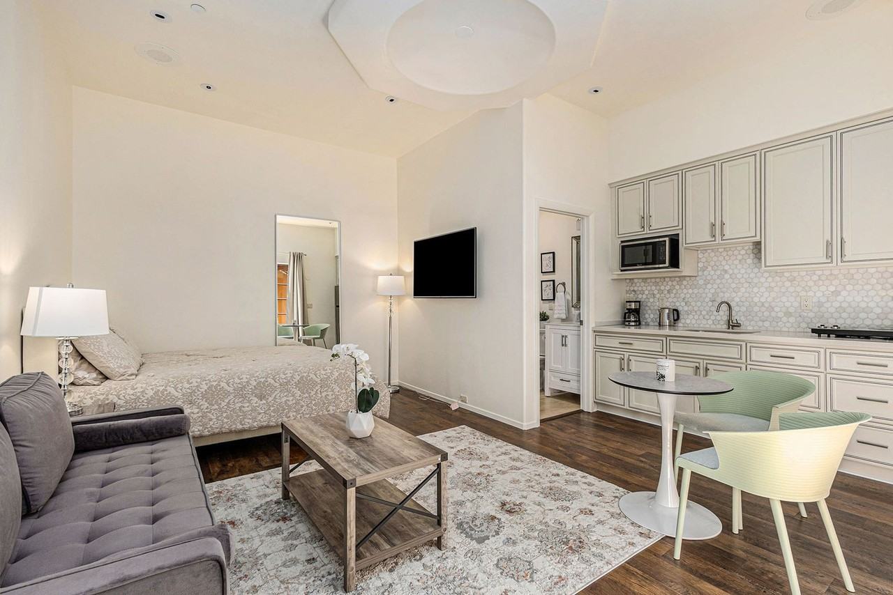 1041 Grand View Dr - Photo 2 of 14